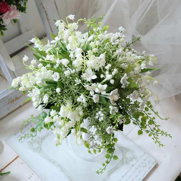 上質でリアルな鈴蘭と可憐な小花達を贅沢にきゅっと束ねたシンプルなブーケです。小さなそれぞれのお花にも表情があり、なんとも言えない可愛らしさにほっこりしてしまいます。まるで本物のような美しさは造花という事も忘れそう！チャペル式では勿論、海外挙...