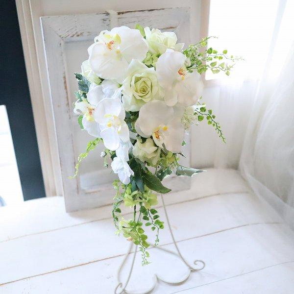 王道で正統派のキャスケードブーケは格式のあるホテルウェディングや広さのあるチャペルなどに大変映える美しいフォルムで沢山の花嫁様を魅了し続けています。結婚祝いにも最適な誰もが愛するホワイトｘグリーンカラーです。使用花材：胡蝶蘭　バラ　デルフィ...