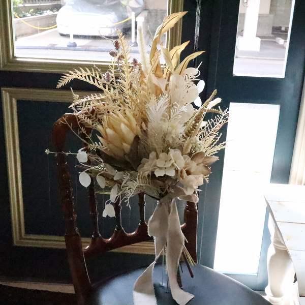 ワイルドプロテアがリアルでがつんとインパクトのあるボリューム感のドライ風クラッチブーケです。スモーキーでリアルな質感はまるで本物のドライフラワーのようですが、精巧なアーティフィシャルフラワーです。全ての花材はアーティフィシャルフラワーを使用...