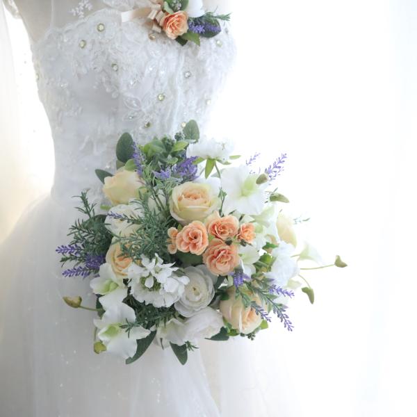 爽やかなホワイト系をメインにラベンダーや優しいピーチ系が映えるボリュームたっぷりのクラッチブーケです。カジュアルさの中にも蘭や薔薇なども程よくミックスされ上品な仕上がりになっています。上質でリアルなお花だけを使用した大変クオリティの高いブー...