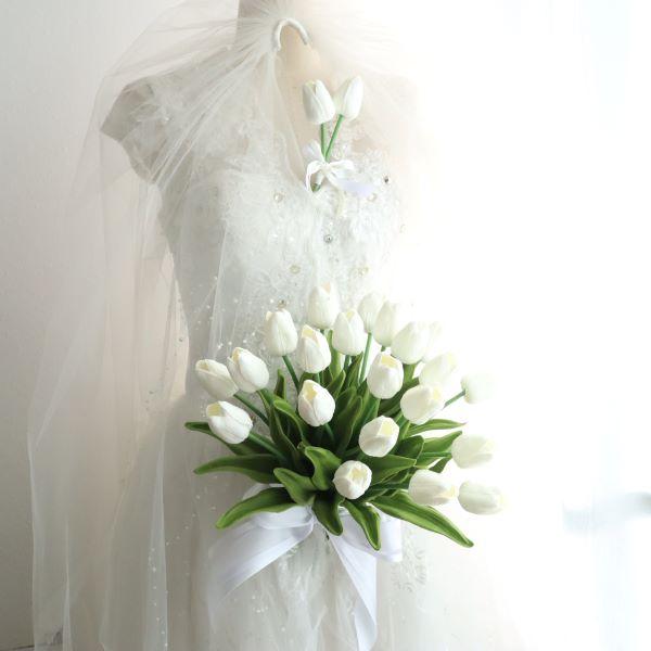 やわらかな春の日差しをイメージしたブーケは、特別なウェディングや大切な方への贈物にも最適です。清潔感あふれる白いチューリップが、心に穏やかな癒しとときめきを添えてくれます。上質でリアルなアーティフィシャルフラワー(造花)ですのでアレルギーの...