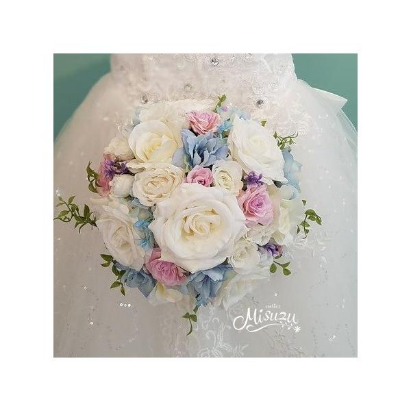 ◆商品説明◆美鈴オリジナルのラウンドブーケです。ひとつひとつのお花の向きを意識しながら人気の薔薇を中心に製作されたブーケです。チャペル式では勿論、海外挙式、2次会、ロケ撮影など、持ち運びも手軽に出来るアートフラワー タイプです。■ブーケのサ...