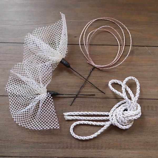 成人式や和装婚の前撮り、七五三や卒業式の袴に。シンプルにヘアアレンジしたい時などに！サイズ■和紐……約150センチ　1P■水引……約8-10センチ　1P■チュール…約8-10センチ　2P合計4パーツ◆アートフラワーは特性上、多少のエッジのほ...