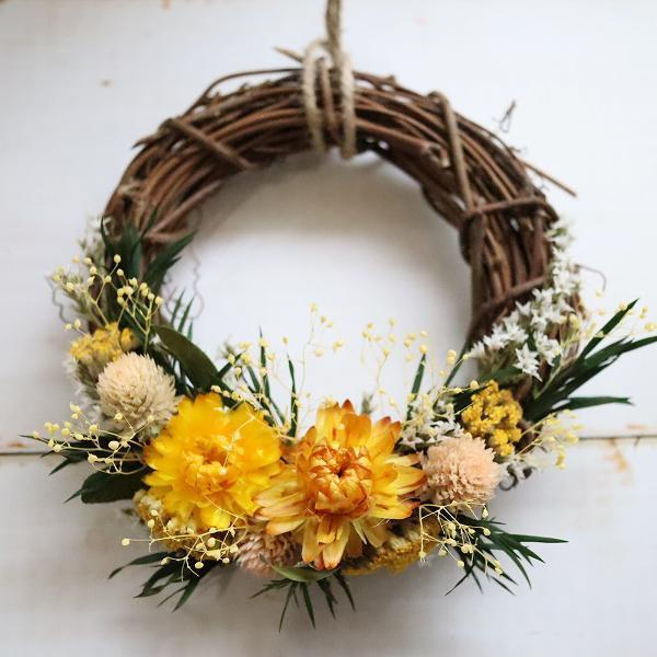 ◆商品説明◆素朴な風合いのナチュラルリースです。ドライフラワーの風合いが優しく温かみがあるので通年リースとして飾って頂けます。母の日の贈り物としてはもちろん、自宅の玄関やショップのエントランス、ブライダルのウェルカムスペース、開店祝いや引っ...