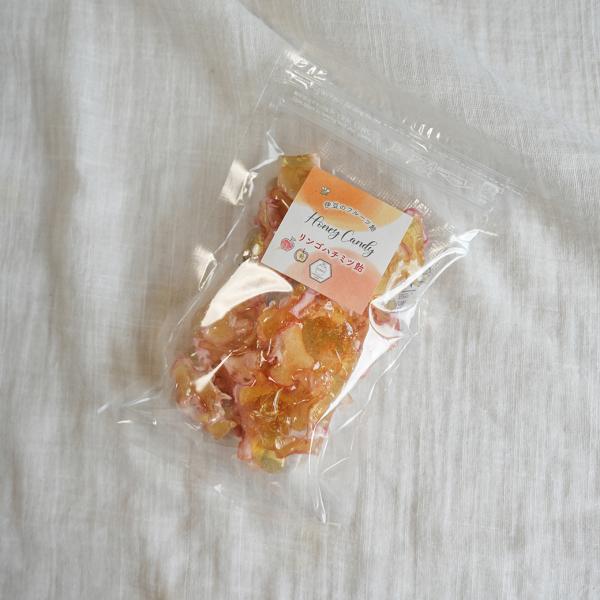 商品名：ドライりんごハチミツ飴(飴菓子)内容量：40ｇ賞味期限：製造から6か月保存方法：直射日光を避け、冷暗所で保管原材料：グラニュー糖、水飴、りんご、国産はちみつ販売者：みつばちのーと 田中章雄　　　　静岡県伊東市岡1334-1ご注意：＊...