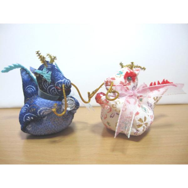 ちりめん生地を使って作る　当店、オリジナル手芸キットです。製作時間　2〜3時間サイズ　 1体　高さ　約 8 cm　　横幅　約 6 cm 　  長さ 約 10 cm　　　[当日発送についてのご注意事項]クレジット決済、代金引換の場合、12時ま...