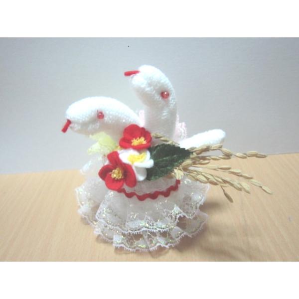 カラー軍手　1枚で作る　当店、オリジナル手芸キット縁起物の「白蛇」です。稲穂飾り、フリルの花、は、かごに差し込むだけです。底には、ペレットが入っているので　安定しています。　製作時間　約90分サイズ　　　　　　高さ　　　　　横幅　　　　 奥...