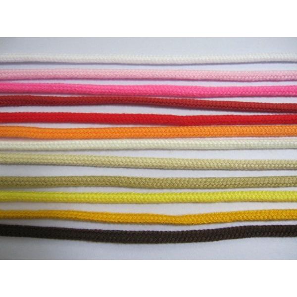 アクリルカラーひも　中　　　1m 単位の切り売りです　サイズ：太さ　約 4 ミリ　　　材質：アクリル 100%　お弁当袋や巾着袋の「ひも」に適しています。　みつばやYMショップでも、手芸キットに使っています。　　１m　　４１円（税込）　＊在...