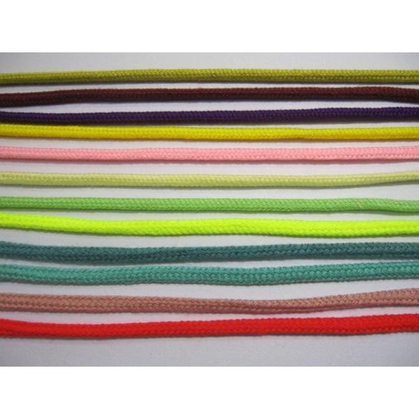 アクリルカラーひも　中　　　1m 単位の切り売りです　サイズ：太さ　約 4 ミリ　　　材質：アクリル 100%　お弁当袋や巾着袋の「ひも」に適しています。　みつばやYMショップでも、手芸キットに使っています。　尚、カラーの蛍光きみどり〜蛍光...