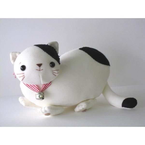 かわいい猫シリーズ　三毛猫のミミ　生成生地を利用して作る「ねこ」のセットです。　フェルトで模様を作ります。　つめ綿は含まれていません。別に約100ｇご用意ください。　所要時間　　約１８０分　サイズ：高さ　約12cm　　横幅　約10cm　　長...