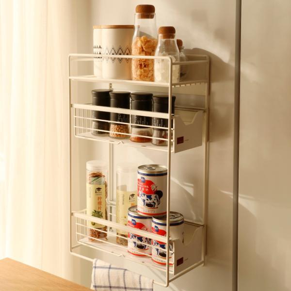 ・マグネットで簡単設置の洗濯機横収納ラック洗濯機の横にマグネットで簡単に取り付けできる便利な収納ラックです。洗濯用品や掃除用品・バスグッズまで、水回りのものをまとめて収納でき、洗濯機周りをすっきり整頓します。シンプルなモノトーンカラーは、ラ...