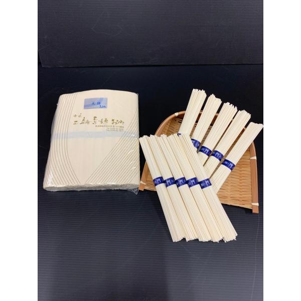 そうめんとうどんの中間の太さで、煮込んでも麺が太くならないのが特徴です。太麺はうどんとしても使えるので、夏の冷たいメニューはもちろん、冬は鍋焼きうどんやすき焼き、更には焼きそばやパスタ料理のように、お好みの調理法で味わって頂ける万能麺です。...