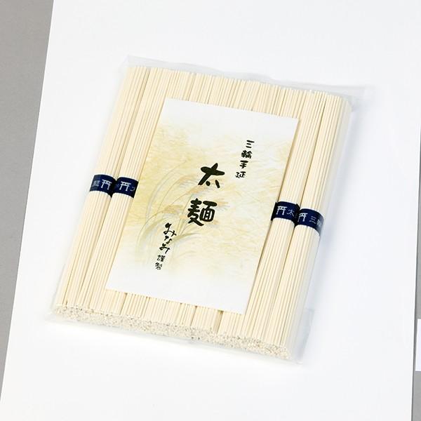 そうめんとうどんの中間の太さで、煮込んでも麺が太くならないのが特徴です。太麺（冷や麦）はうどんとしても使えるので、夏の冷たいメニューはもちろん、冬は鍋焼きうどんやすき焼き、更には焼きそばやパスタ料理のように、お好みの調理法で味わって頂ける万...