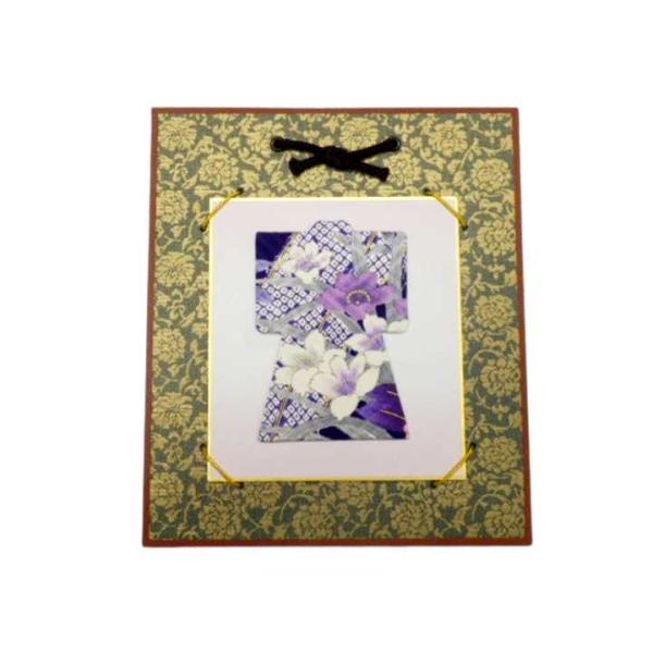 ミニ色紙 ハンドメイド 掛け軸【サイズ】縦約:22cm 横約:18cm 厚み約:1cm【商品説明】華やかな和の趣を感じさせる、着物型の壁掛けアートです。繊細な花柄と幾何学模様が融合したデザインは、古典的な美しさとモダンな感性を兼ね備えていま...