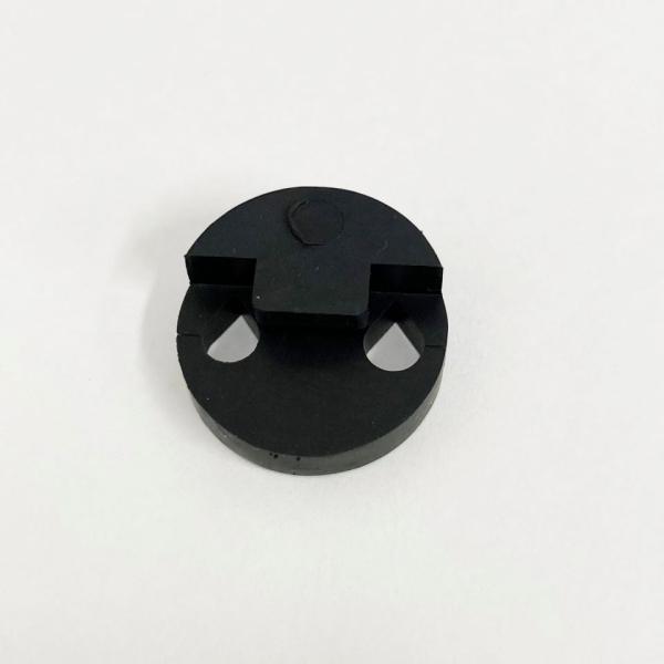 ゴム製の定番演奏用ミュート。2ホールは駒にフィットし、しっかりとこもった音色になります。