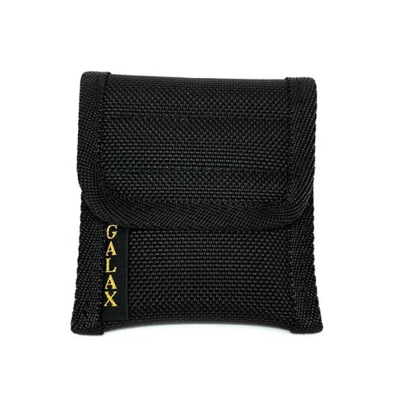 二重に縫製されており、15mmの厚さで十分にマウスピースを保護します。また、内側の布は湿気を吸い取り、消臭効果もあります。開閉はマジックテープ式で簡単にでき、通常時では外れにくくなっています。