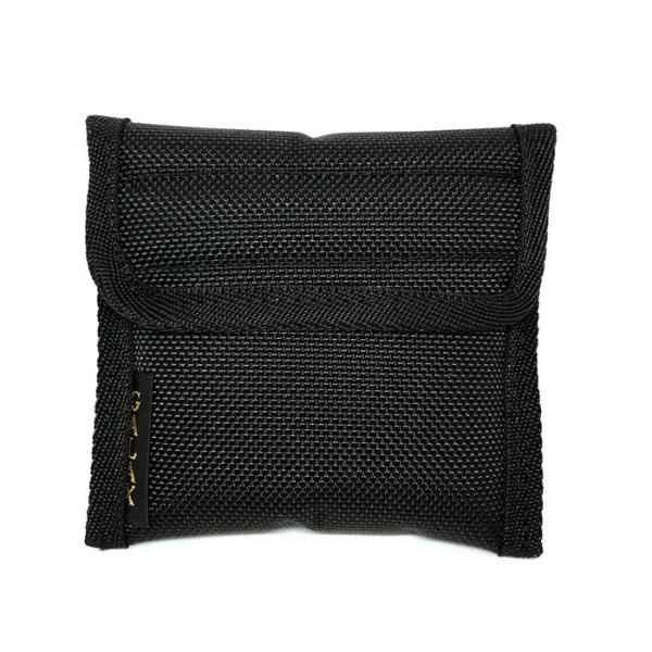 二重に縫製されており、15mmの厚さで十分にマウスピースを保護します。また、内側の布は湿気を吸い取り、消臭効果もあります。開閉はマジックテープ式で簡単にでき、通常時では外れにくくなっています。