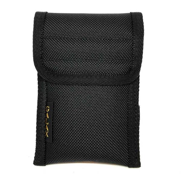 二重に縫製されており、15mmの厚さで十分にマウスピースを保護します。また、内側の布は湿気を吸い取り、消臭効果もあります。開閉はマジックテープ式で簡単にでき、通常時では外れにくくなっています。