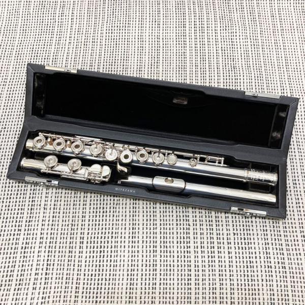 ミヤザワフルート「coSmo-2RE BR (コスモ)」は、管体銀製のリングキィモデルです。銀製が生み出すやわらかく豊かな音色と、ソルダードトーンホールならではの発音の良さ、音の伸びを兼ね備えています。coSmoシリ−ズのトーンホール(＝ソ...