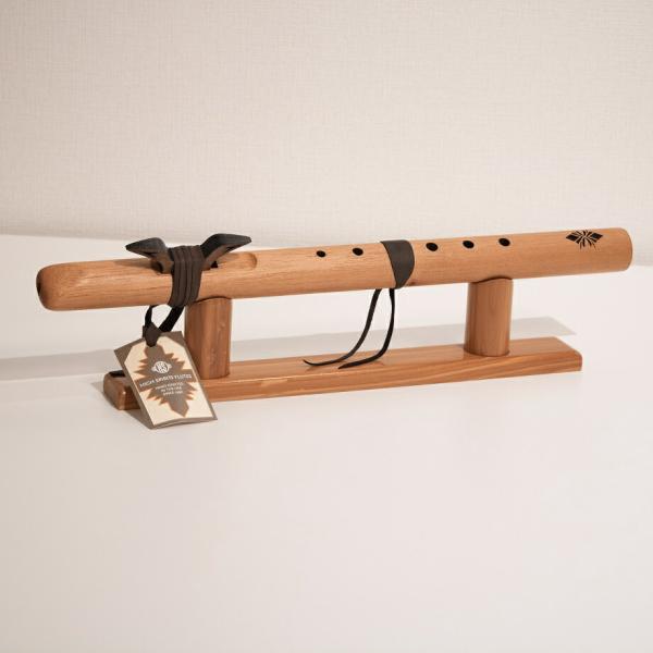 【First Hawk "A" Spanish Cedar 113-SPC-FH】塗装工程を簡略しつつも楽器の品質にこだわって、リーズナブルなプライスを実現したインディアンフルート。初心者の方におすすめで、明るく爽やかな澄んだ音色が魅力です...