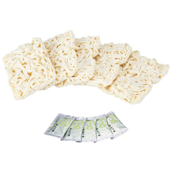 小麦粉100％の打ちたてめんを、ゆで揚げ後瞬時に冷凍することにより、釜揚げ状態のおいしさがそのままとじこめられています。肉厚でもっちりとした食感をお楽しみください。調理時間が短く、お手軽にお召し上がりいただけます。かつお風味の定番しょうゆ味...