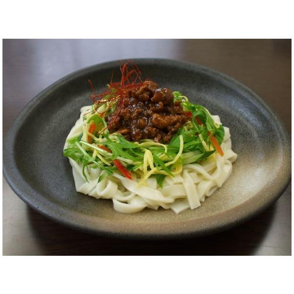 日本三大地鶏である名古屋コーチンのそぼろを甘味噌であえたうまみたっぷりの肉みそきしめんです。温めても、冷やしてもおいしくお召し上がりいただけます。【冷凍商品の送料には通常送料の他にクール便料金３３０円（税込）が含まれます。】〈アレルギー特定...