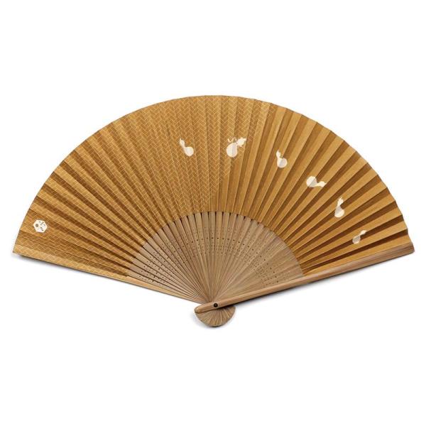 縁起を担ぐ楽しい言葉遊びをデザインした招福「コトバアソビ」の扇子です。いっさいむびょうは一つのサイコロに六つの瓢箪で「一賽六瓢」。「一切無病」と語呂合わせで無病息災のお守りにも。という縁起良い柄です。※扇子立ては含まれません。●サイズ／本体...