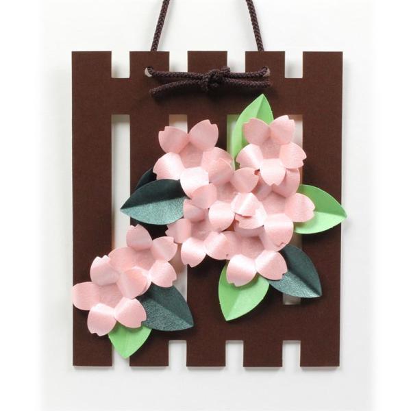 桜パーツは型抜き済なのでハサミを使わずに簡単に切り離すことができます。パーツを『ボンドで貼る』『折る』など工作を楽しむ工夫をしています。切り絵を貼り付ける格子型の台紙が、より立体感を感じ、とても華やかです。作り方説明書はイラスト入りでわかり...