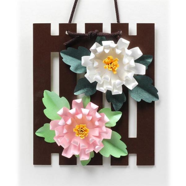 大輪菊パーツは型抜き済なのでハサミを使わずに簡単に切り離すことができます。パーツを『くるくると巻く』『ボンドで貼る』『折る』など工作を楽しむ工夫をしています。切り絵を貼り付ける格子型の台紙が、より立体感を感じ、とても華やかです。作り方説明書...