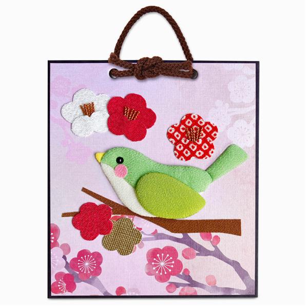 ちりめんを使ってふっくらとした「梅とうぐいす」の押し絵が作れるキットです。ウレタン付き型紙は型抜き済みなので切り離すだけで簡単に作ることができます。季節のお花や情景と動物たちに、ほっこり癒される押し絵かべ飾りです。場所を選ばず気軽に飾れ、ち...