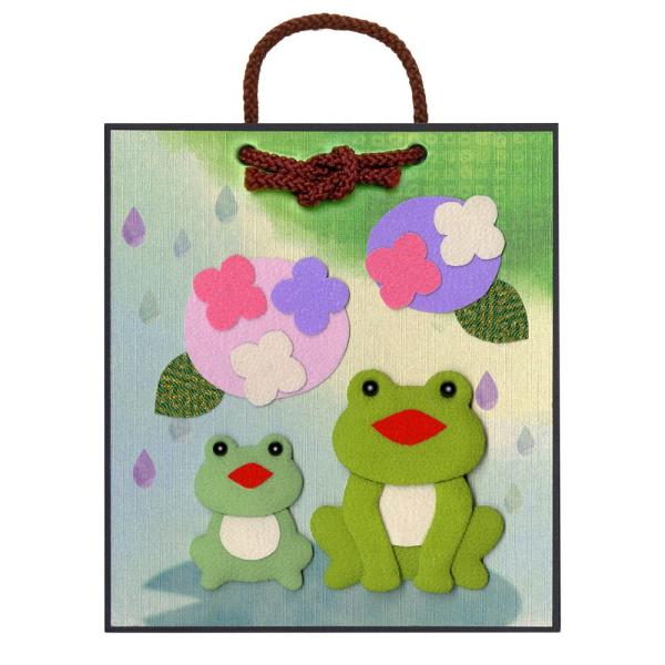 ちりめんを使ってふっくらとした「紫陽花とかえるの親子」の押し絵が作れるキットです。ウレタン付き型紙は型抜き済みなので切り離すだけで簡単に作ることができます。季節のお花や情景と動物たちに、ほっこり癒される押し絵かべ飾りです。場所を選ばず気軽に...
