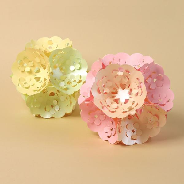 ペーパーファンタジークラブ（PFC）シリーズ「四季てまり『雛のぼんぼり』」は、花びらのように切り抜かれた紙を立体的に組み合わせて手まりを作るアートキットです。梅の花型の抜きが施されているため、2月3月のシーズン、そしてお雛祭りの装飾に最適で...