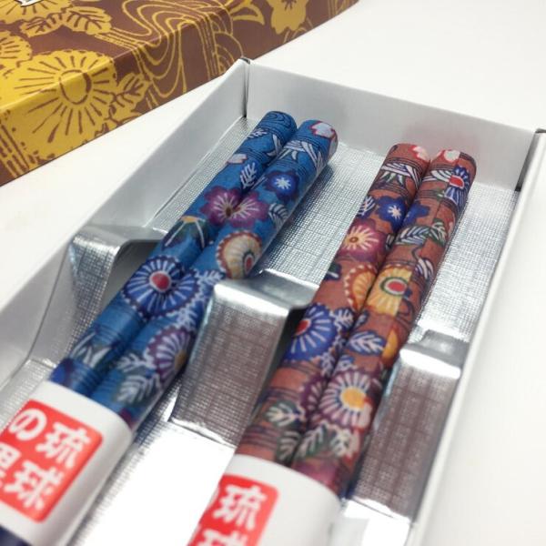 沖縄限定 琉球柄の夫婦箸 長さ約22.5cm お箸 食器 結婚内祝い 贈り物 プチギフト まとめ買いや同梱で送料がお得