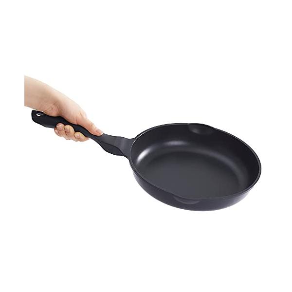 カラー：02.新軽量タイプサイズ：26cmスタイル：ガス火専用表面加工(内側・外側):ふっ素樹脂塗膜加工材料の種類:本体アルミニウム合金、ハンドルフェノール樹脂(耐熱温度150℃)、底の厚さ2.5mm寸法:約26cm満水容量:2.1L商品サ...