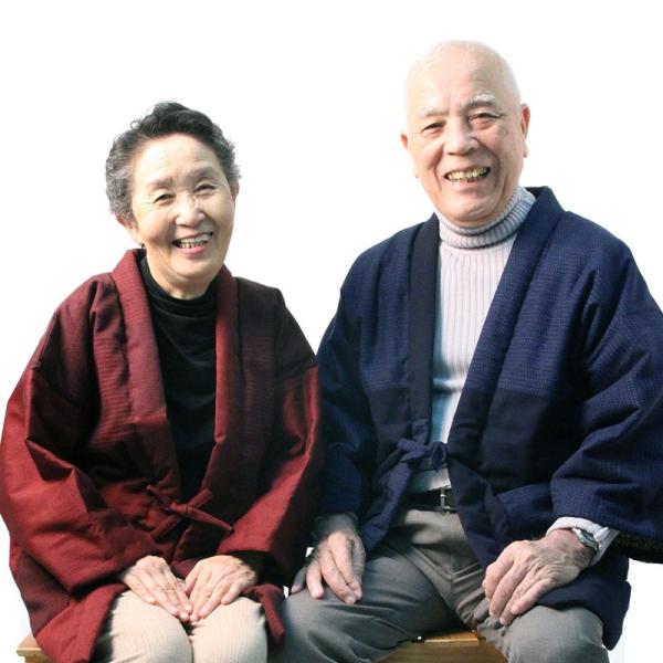 還暦御祝・退職御祝いなどの大切な方への贈り物ギフトに。裏地にも青海波模様を使用した贈り物に相応しい逸品■カラー：（男サイズ）紺、（女サイズ）赤■サイズ：（男サイズ）身丈84cm　裄丈72cm　袖丈34cm　胸囲136cm　重さ（目安）約76...