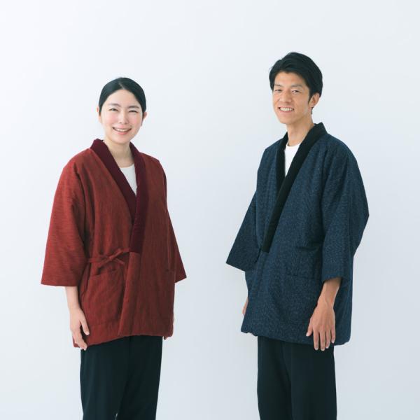 温かさを逃がさない！人気の四つ紐型が進化気温にあわせて、２通りの着用が可能になりました。通常のわた入れ半纏よりも温かさを逃さないことから人気の前合わせの四つ紐型半纏。従来の型を見直し、二通りの着こなしができるようになりました。日本製。■カラ...