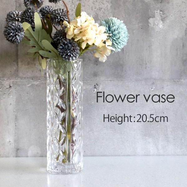 小さめサイズですので場所を取らず、卓上にも飾りやすいサイズの花瓶です。ちょこんとお花があるだけで癒されます。またクリアガラスはお花を引き立て邪魔をすることは有りません。お花を飾って華やかなお部屋に！■サイズ（約）直径65mm×高さ205mm...