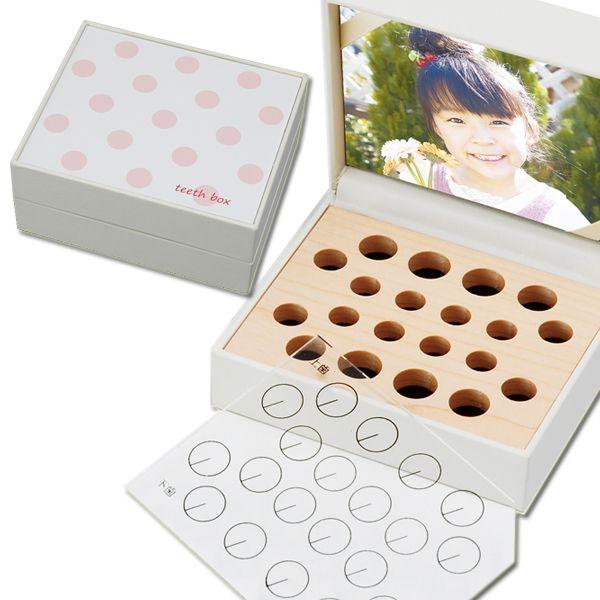 品名：≪送料無料！≫TEETH BOX（乳歯ケース） ドット ピンク（白）品番：he-02サイズ：10.1×8.6×高さ4.6cm材質：プラスチック、布、木(メープル＆マホガニー)名入れ 結婚祝い 御祝 内祝 内祝い 父の日 母の日 敬老の...