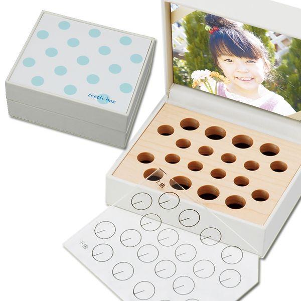 品名：≪送料無料！≫TEETH BOX（乳歯ケース） ドット ブルー（白）品番：he-03サイズ：10.1×8.6×高さ4.6cm材質：プラスチック、布、木(メープル＆マホガニー)名入れ 結婚祝い 御祝 内祝 内祝い 父の日 母の日 敬老の...