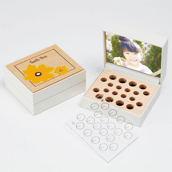 品名：≪送料無料！≫TEETH BOX（乳歯ケース） フラワー（木）品番：he-05サイズ：10.1×8.6×高さ4.6cm材質：プラスチック、布、木(メープル＆マホガニー)名入れ 結婚祝い 御祝 内祝 内祝い 父の日 母の日 敬老の日 引...