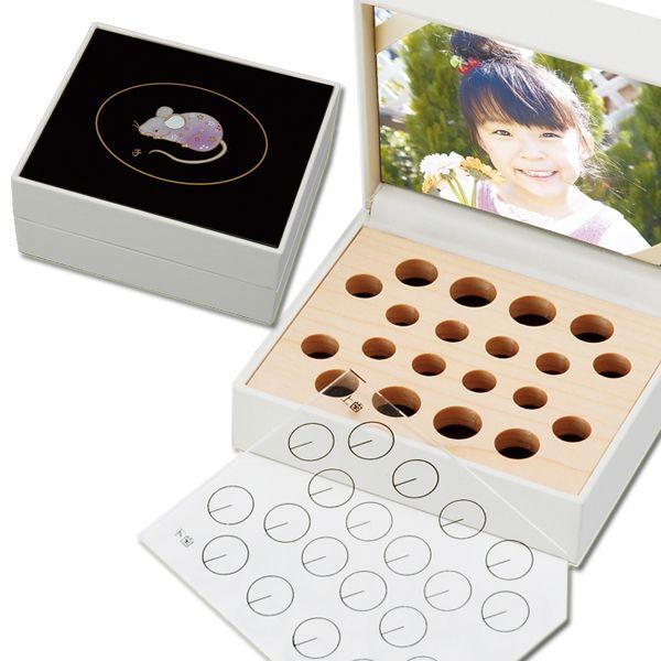 品名：≪送料無料！≫TEETH BOX（乳歯ケース） 黒 干支蒔絵 子（ねずみ）品番：he-06サイズ：10.1×8.6×高さ4.6cm材質：プラスチック、布、木(メープル＆マホガニー)名入れ 結婚祝い 御祝 内祝 内祝い 父の日 母の日 ...