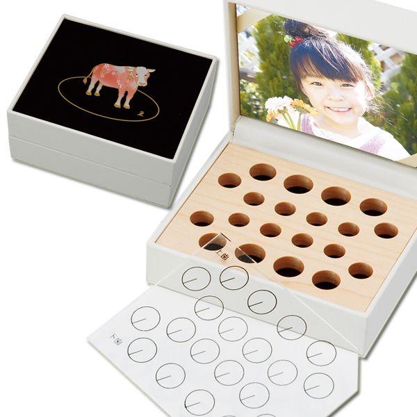 品名：≪送料無料！≫TEETH BOX（乳歯ケース） 黒 干支蒔絵 丑（うし）品番：he-07サイズ：10.1×8.6×高さ4.6cm材質：プラスチック、布、木(メープル＆マホガニー)名入れ 結婚祝い 御祝 内祝 内祝い 父の日 母の日 敬...