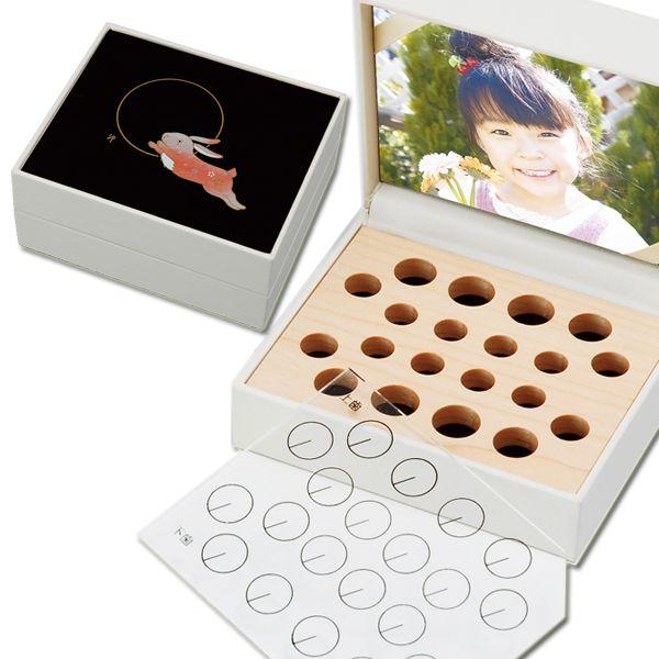品名：≪送料無料！≫TEETH BOX（乳歯ケース） 黒 干支蒔絵 卯（うさぎ）品番：he-09サイズ：10.1×8.6×高さ4.6cm材質：プラスチック、布、木(メープル＆マホガニー)名入れ 結婚祝い 御祝 内祝 内祝い 父の日 母の日 ...