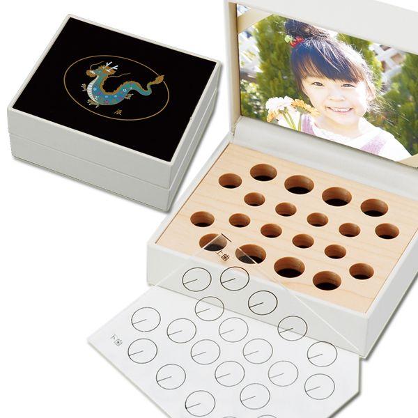 品名：≪送料無料！≫TEETH BOX（乳歯ケース） 黒 干支蒔絵 辰（たつ）品番：he-10サイズ：10.1×8.6×高さ4.6cm材質：プラスチック、布、木(メープル＆マホガニー)名入れ 結婚祝い 御祝 内祝 内祝い 父の日 母の日 敬...