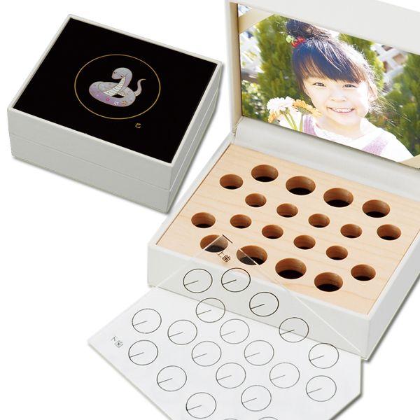 品名：≪送料無料！≫TEETH BOX（乳歯ケース） 黒 干支蒔絵 巳（へび）品番：he-11サイズ：10.1×8.6×高さ4.6cm材質：プラスチック、布、木(メープル＆マホガニー)名入れ 結婚祝い 御祝 内祝 内祝い 父の日 母の日 敬...