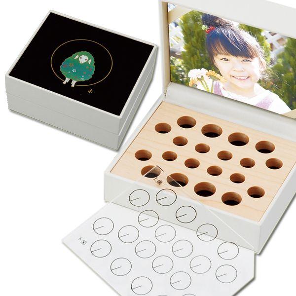 品名：≪送料無料！≫TEETH BOX（乳歯ケース） 黒 干支蒔絵 未（ひつじ）品番：he-13サイズ：10.1×8.6×高さ4.6cm材質：プラスチック、布、木(メープル＆マホガニー)名入れ 結婚祝い 御祝 内祝 内祝い 父の日 母の日 ...