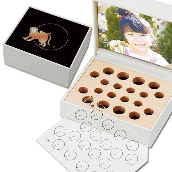 品名：≪送料無料！≫TEETH BOX（乳歯ケース） 黒 干支蒔絵 申（さる）品番：he-14サイズ：10.1×8.6×高さ4.6cm材質：プラスチック、布、木(メープル＆マホガニー)名入れ 結婚祝い 御祝 内祝 内祝い 父の日 母の日 敬...