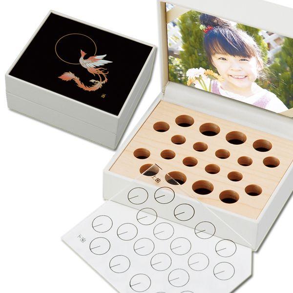 品名：≪送料無料！≫TEETH BOX（乳歯ケース） 黒 干支蒔絵 酉（とり）品番：he-15サイズ：10.1×8.6×高さ4.6cm材質：プラスチック、布、木(メープル＆マホガニー)名入れ 結婚祝い 御祝 内祝 内祝い 父の日 母の日 敬...