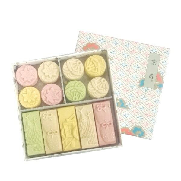 和紙でつくった手のひらサイズの千代箱に、日本の四季を詰めました。やさしいパステルカラーと、和三盆という高級砂糖でかたどられた細かな細工菓子が、京都らし一品です。茶道では、お薄と一緒に出されるお干菓子です。お薄と一緒にはもちろん、紅茶や珈琲と...