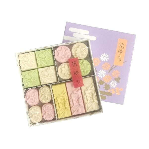 和紙でつくった手のひらサイズの千代箱に、日本の四季を詰めました。やさしいパステルカラーと、和三盆という高級砂糖でかたどられた細かな細工菓子が、京都らし一品です。茶道では、お薄と一緒に出されるお干菓子です。お薄と一緒にはもちろん、紅茶や珈琲と...